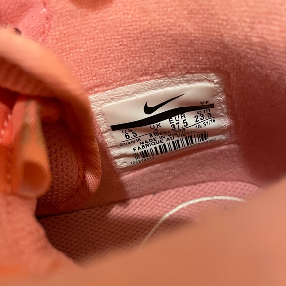 Nike - Picture 3 of 3